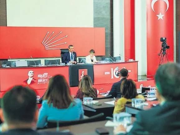 Arınma krizi kurultaya sıçradı! Özel'den muhaliflere 'kirpi' benzetmesi